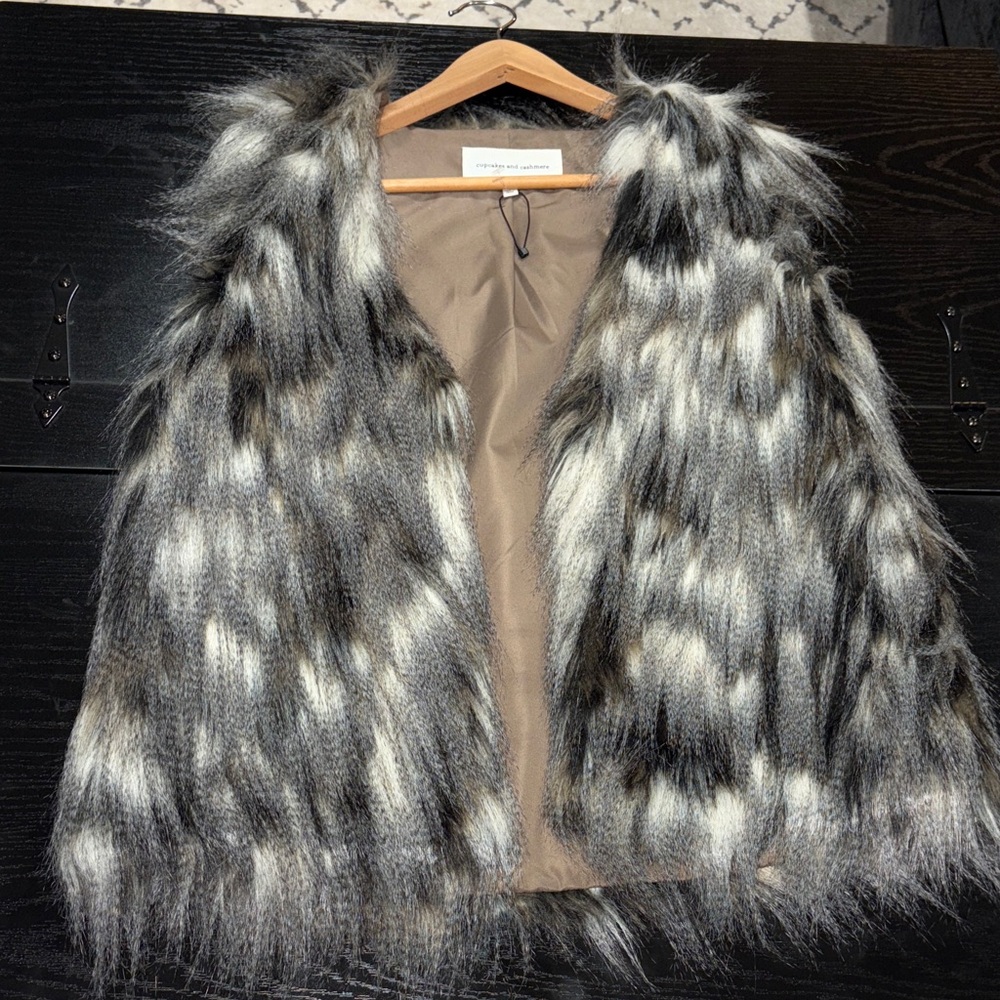 cupcakes & cashmere Black and White Faux Fur Vest